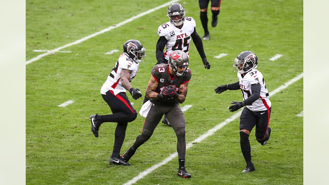 Brady throws for 4 TDs, Bucs pull away from Falcons 44-27