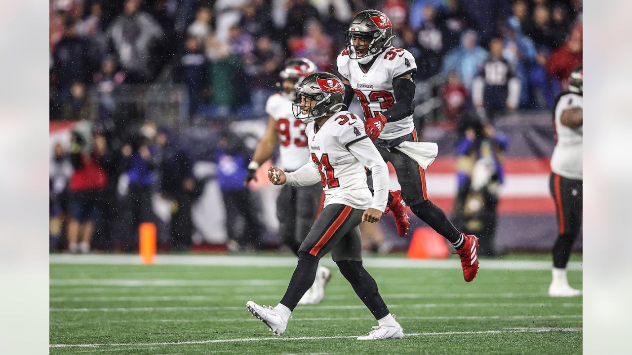 Tom Brady and the Buccaneers survive, capture a 19-17 win over Mac Jones  and the Patriots - The Boston Globe