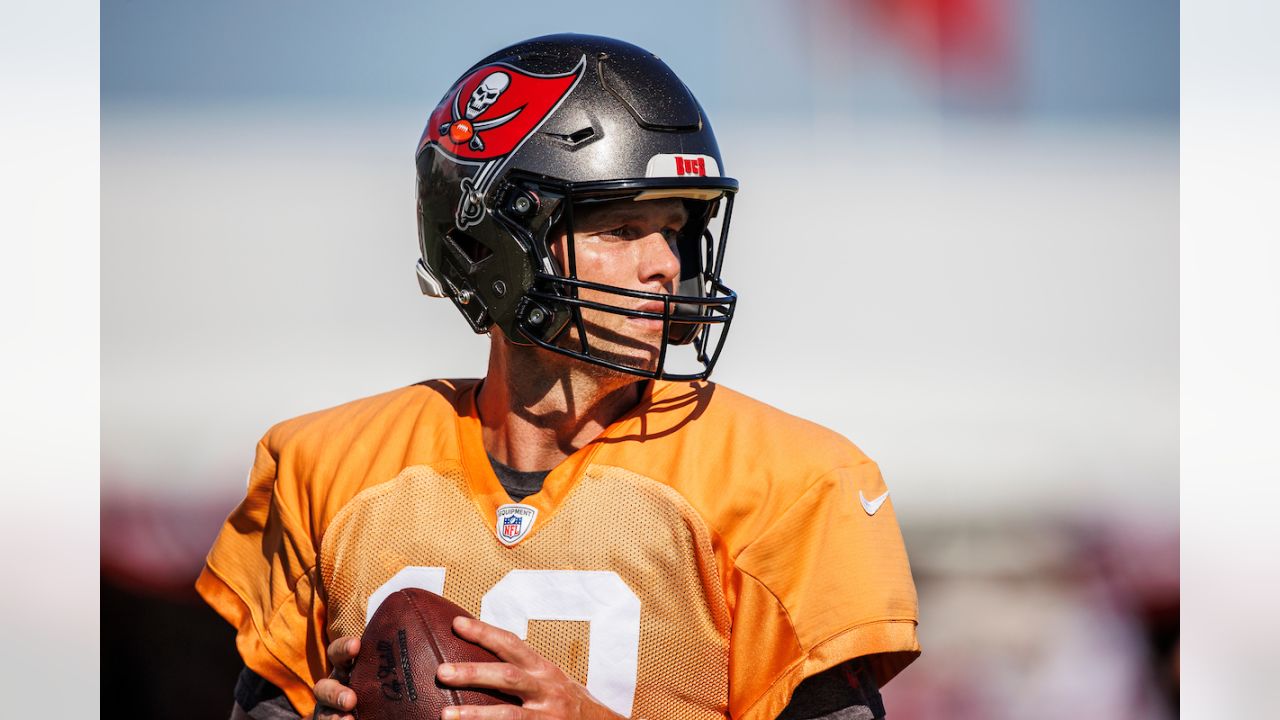 Tom Brady, in Tampa Bay orange, gathers new teammates for workout