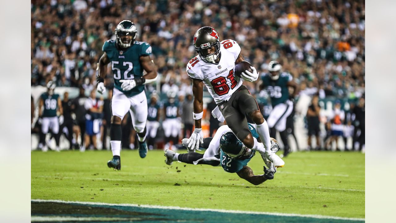 Arizona Cardinals tight end Zach Ertz (86) runs against Philadelphia Eagles  safety Marcus Epps (22) during