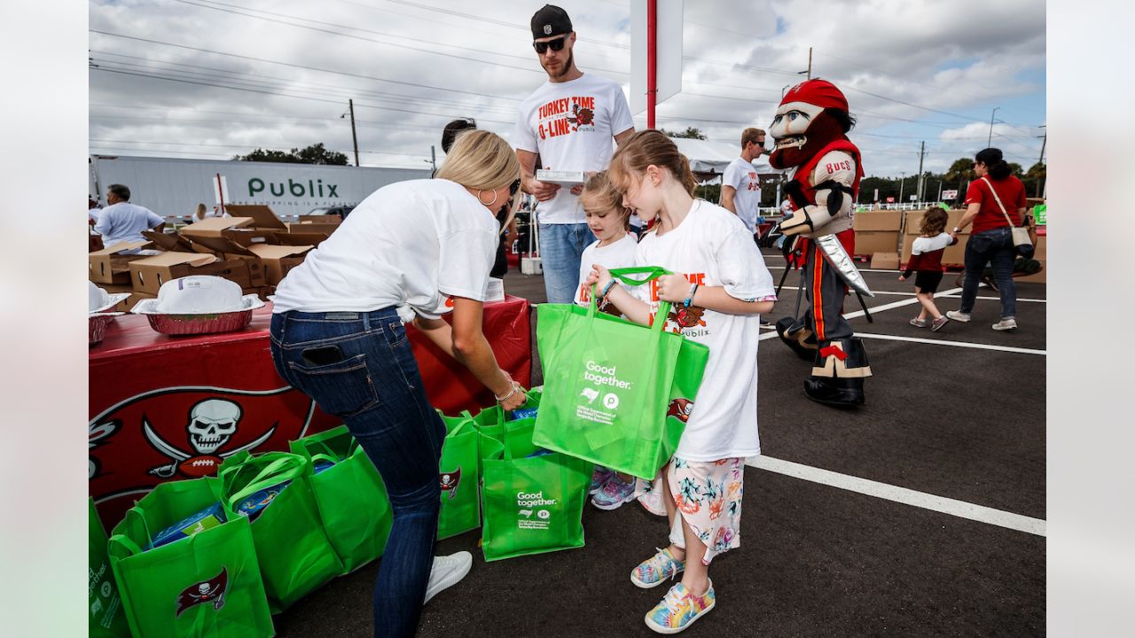 Buccaneers O-Line Provides Boost for Tampa Bay Community in 15th Annual  Turkey Time with the O-Line