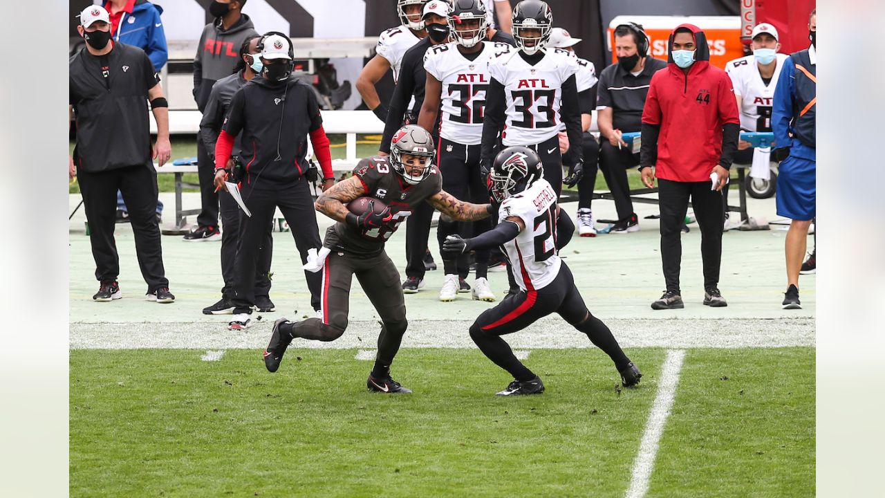 Tom Brady throws for 4 TDs, Bucs pull away from Falcons 44-27