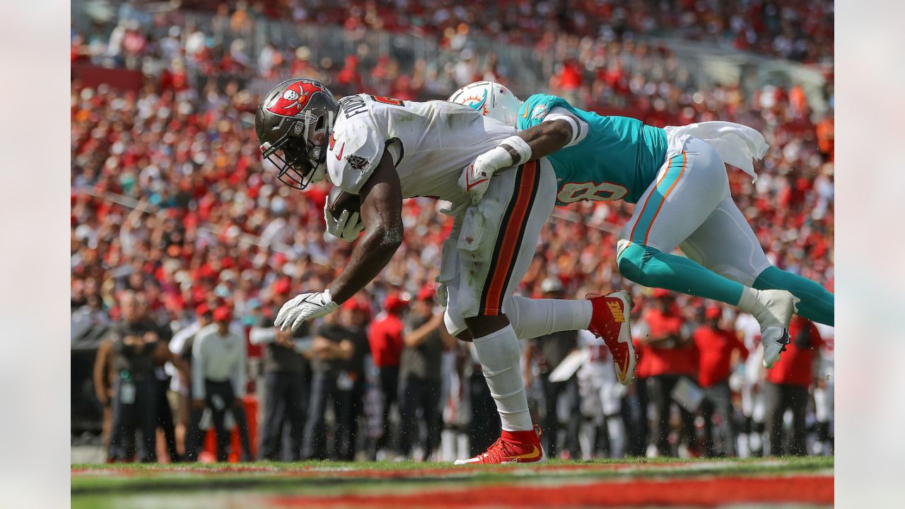 Tampa Bay Buccaneers running back Leonard Fournette (7) tries to put a juke  move on a defender during an NFL football game against the Baltimore  Ravens, Thursday, Oct. 27, 2022 in Tampa