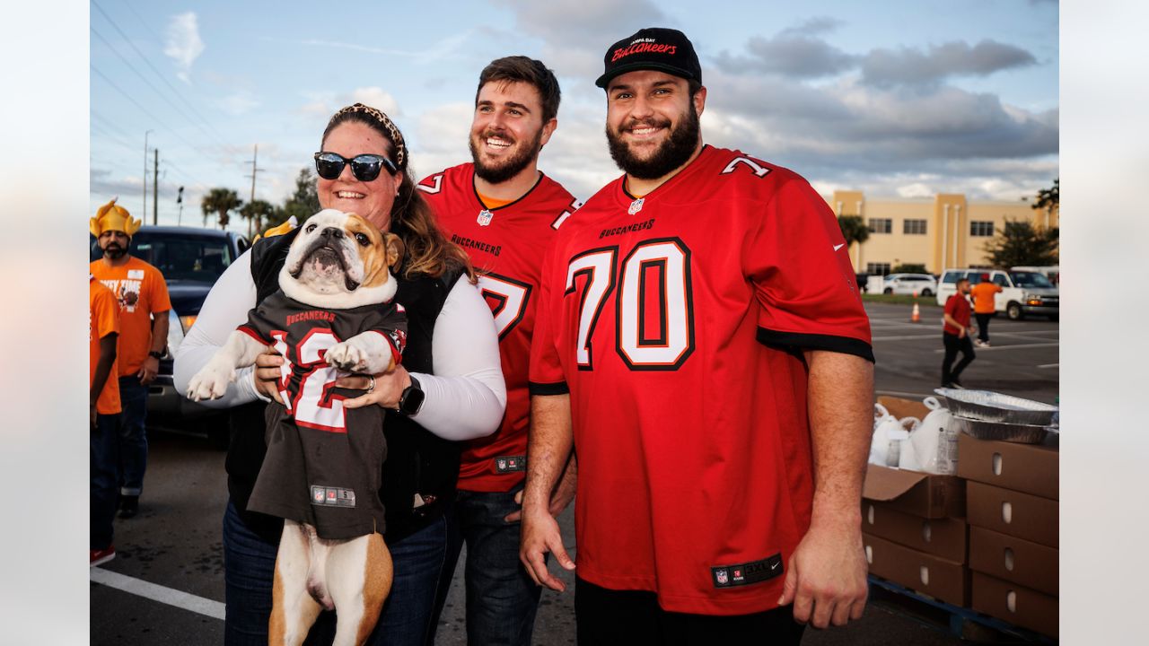 Bucs linemen hand out Thanksgiving dinner to 1,000 families in  drive-through event