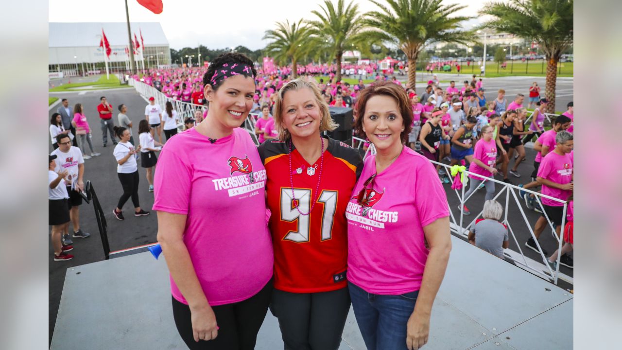 Breast cancer survivor surprised by happy homecoming at Bucs game