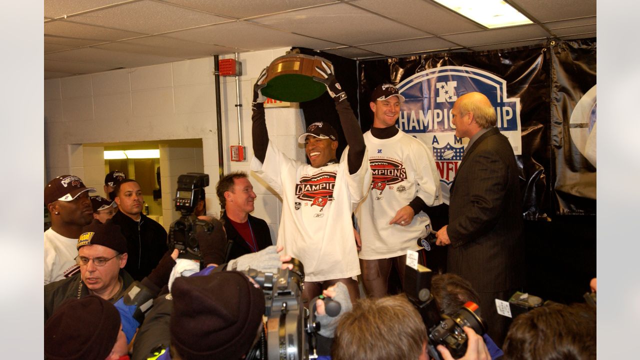 Bucs Video: Tampa Bay CB Ronde Barber dons Hall of Fame gold jacket