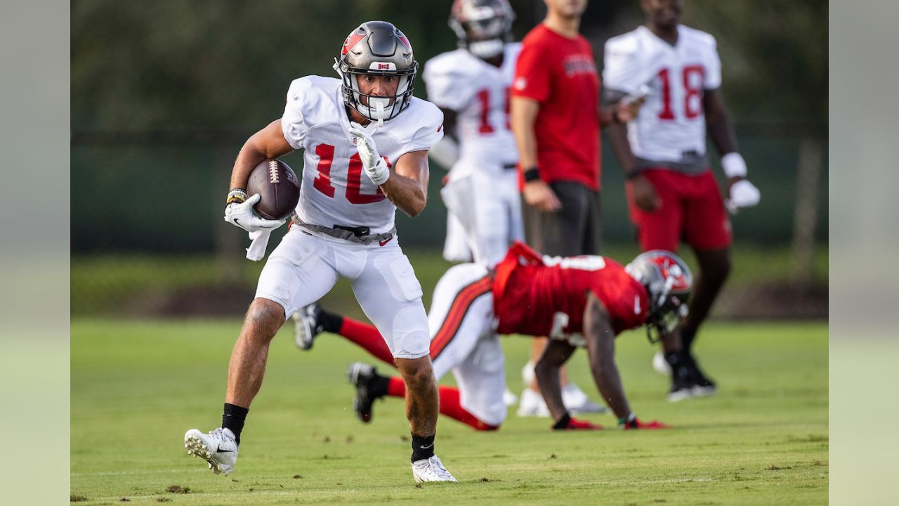 Tom Brady throws to wide receiver Scotty Miller during Buccaneers training  camp