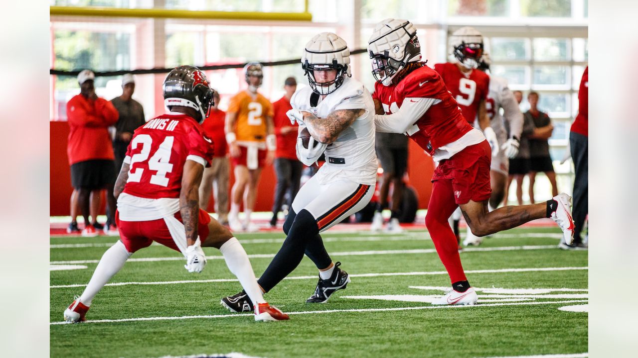 TAMPA, FL - AUG 02: Tampa Bay Buccaneers tight end Kyle Rudolph (8) runs  upfield during the Tampa Bay Buccaneers Training Camp on August 02, 2022 at  the AdventHealth Training Center at