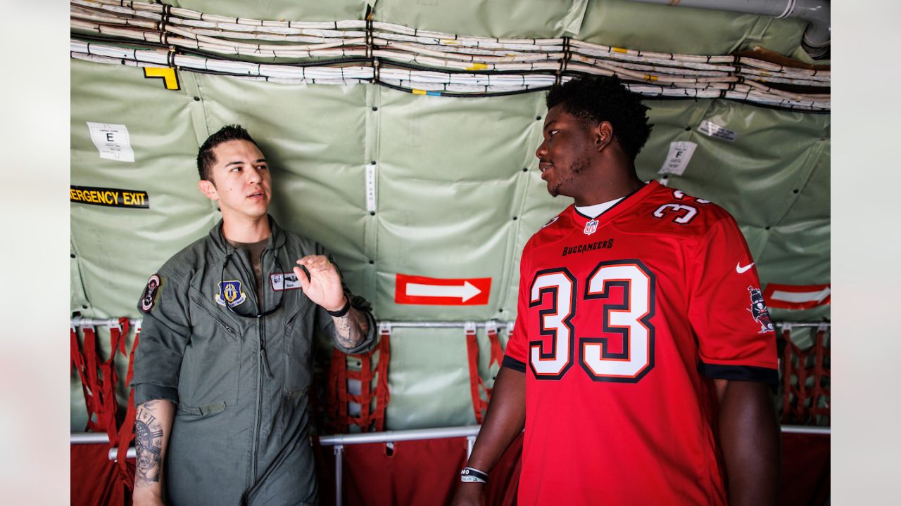 Tampa Bay Bucs salute MacDill servicemembers > Air Force Reserve Command >  News Article