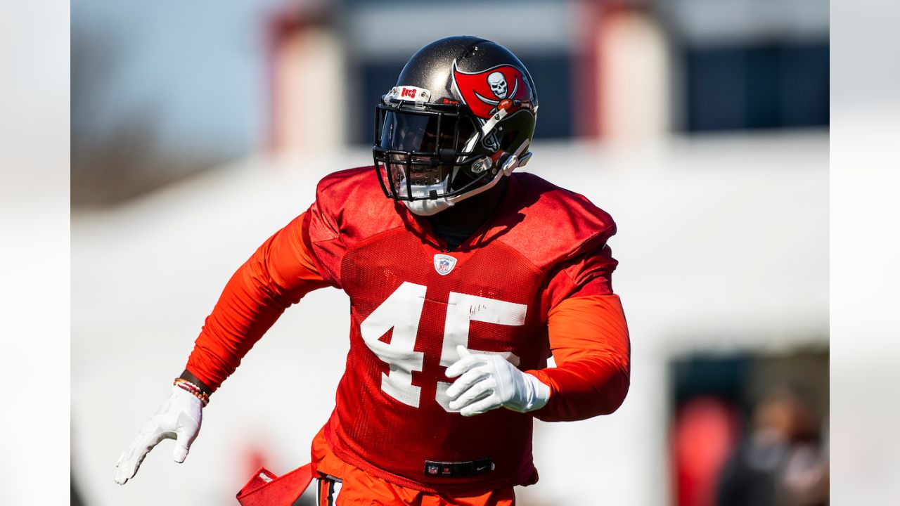 TAMPA, FL - JANUARY 9: Tampa Bay Buccaneers Linebacker Cam Gill (49) rushes  the passer during the regular season game between the Carolina Panthers and  the Tampa Bay Buccaneers on January 9