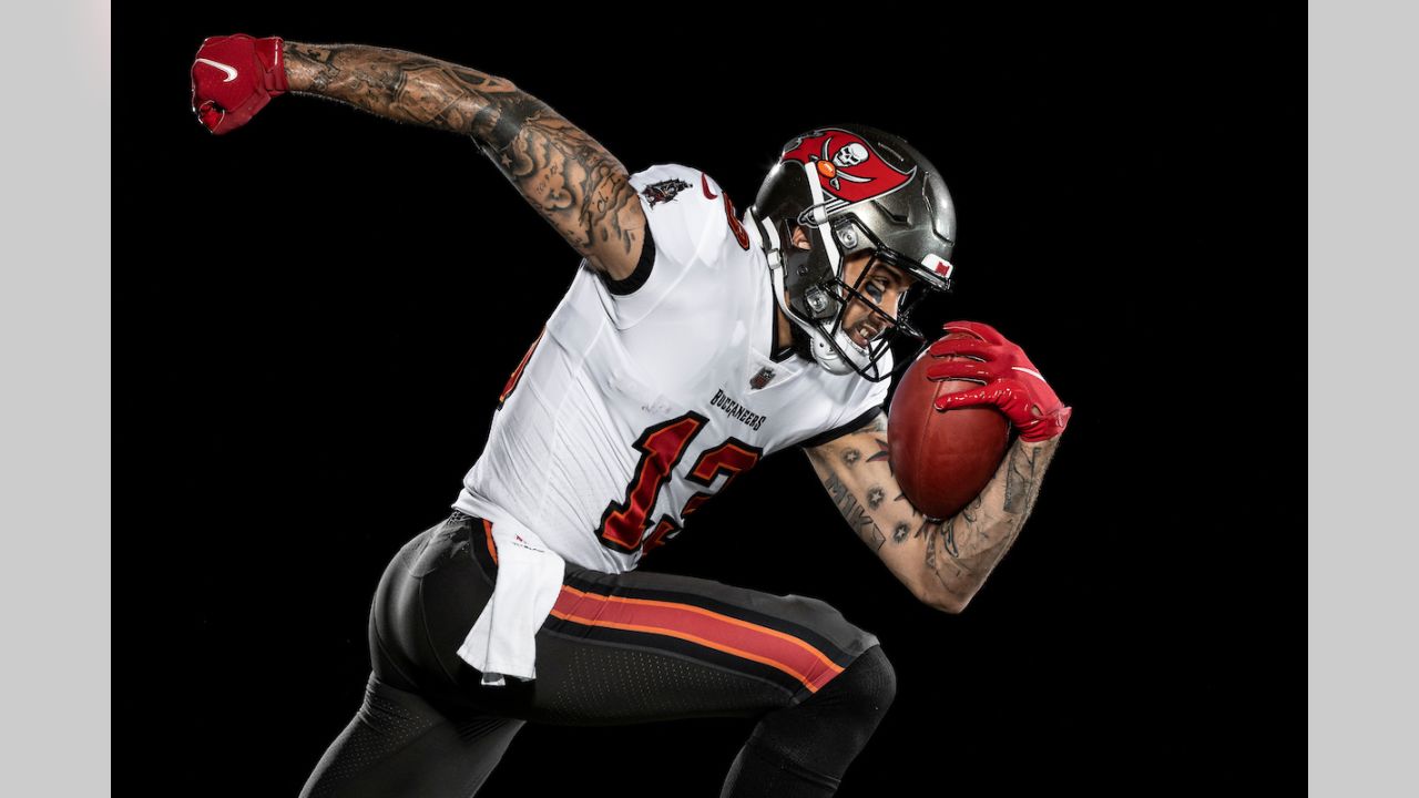 Nov 14, 2021; Landover, MD USA; Tampa Bay Buccaneers wide receiver Jaelon  Darden (1) catches a pass before an NFL game at FedEx Field. The Washington  Stock Photo - Alamy