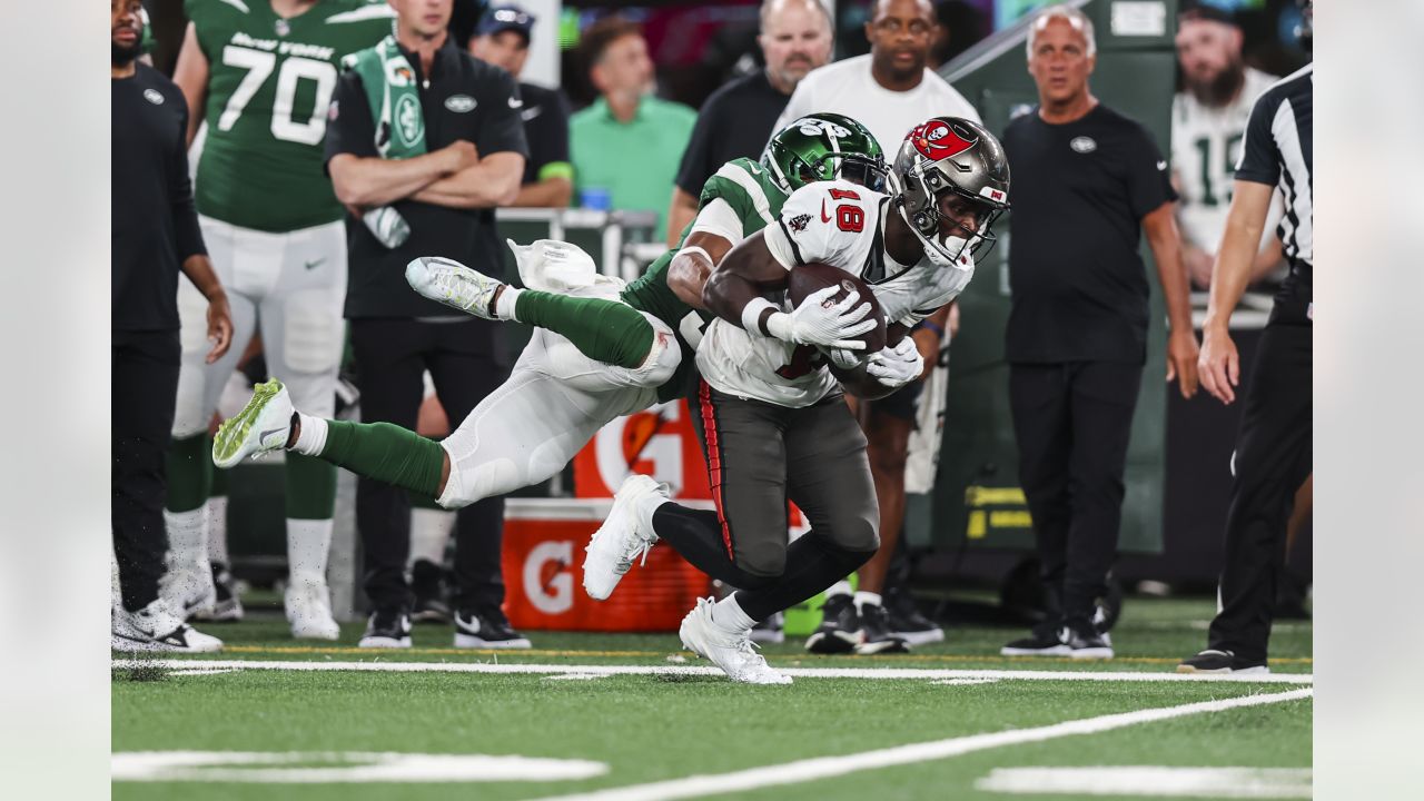 Penalty in final seconds helps Jets edge Buccaneers