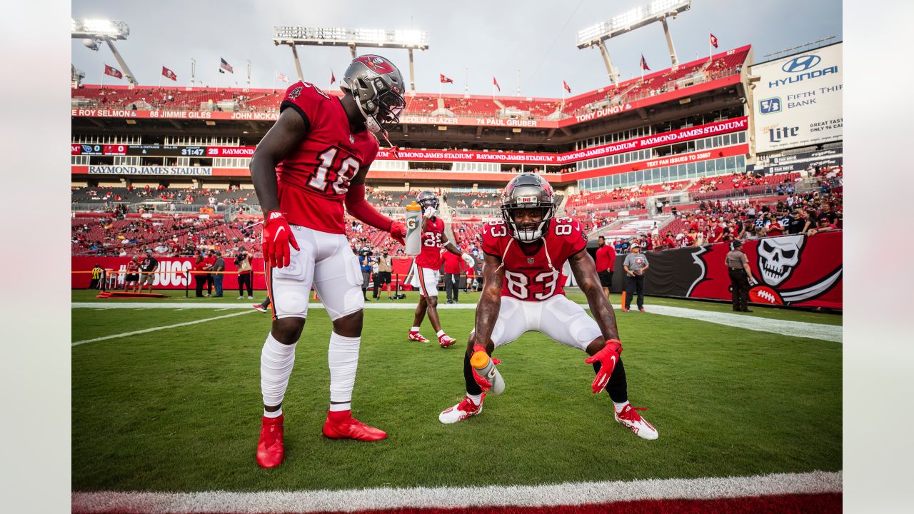 Tampa Bay Buccaneers linebacker Joe Tryon-Shoyinka stretches during an NFL  football training camp practice Friday, Aug. 5, 2022, in Tampa, Fla. (AP  Photo/Chris O'Meara Stock Photo - Alamy