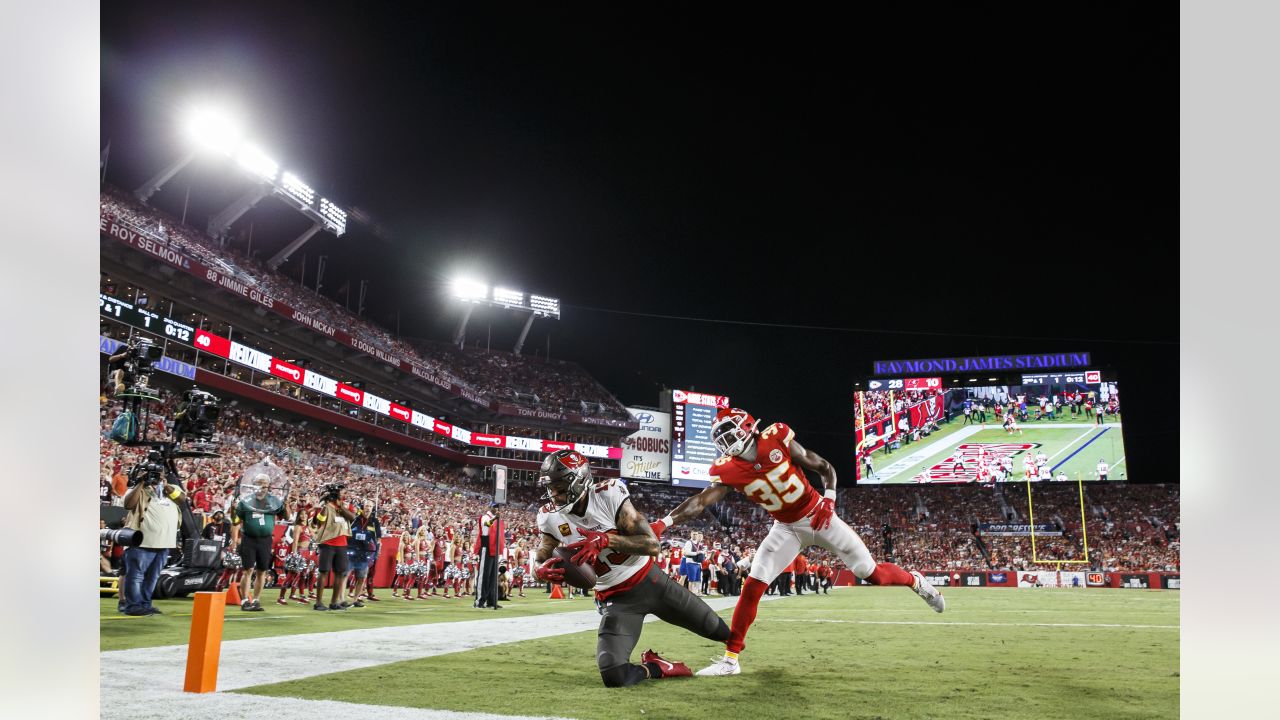 TAMPA, FL - AUGUST 13: Tampa Bay Buccaneers runningback Rachaad White (29)  warms up before the preseason game between the Miami Dolphins and the Tampa  Bay Buccaneers on August 13, 2022 at