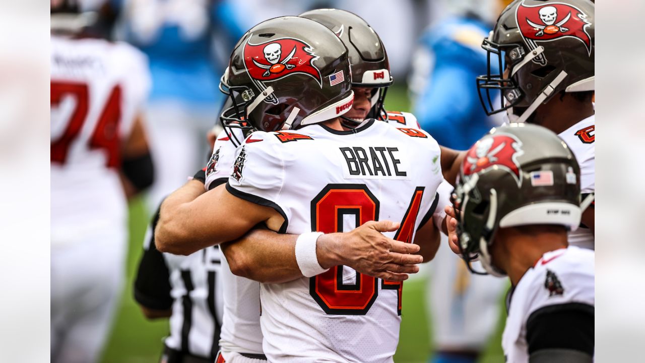 Brady throws for 5 TDs, Buccaneers rally to beat Chargers 38-31