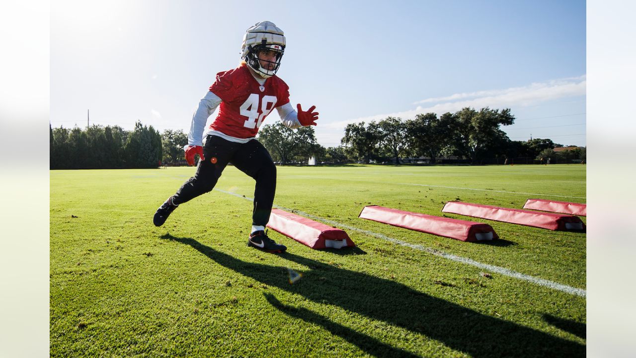 TAMPA, FL - AUG 02: Tampa Bay Buccaneers tight end Kyle Rudolph (8) runs  upfield during the Tampa Bay Buccaneers Training Camp on August 02, 2022 at  the AdventHealth Training Center at