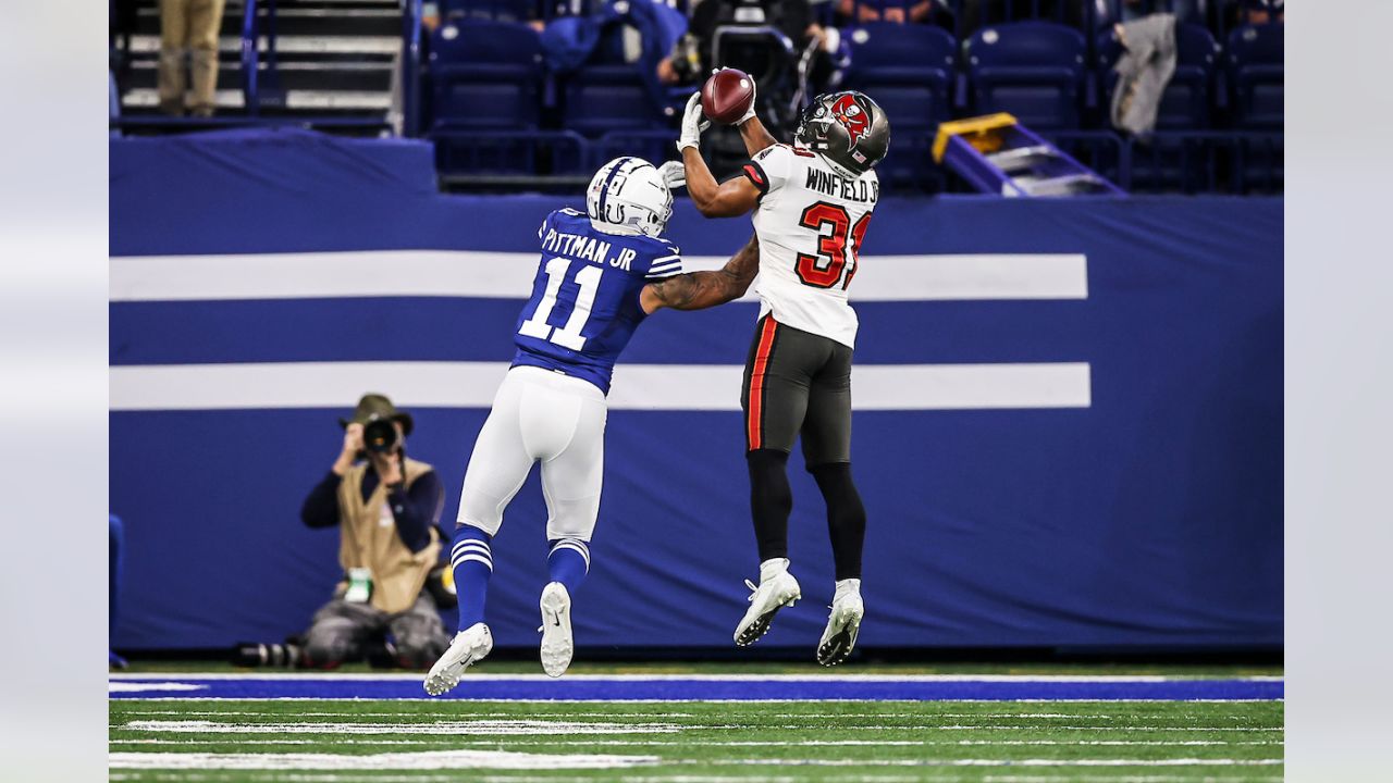 November 28, 2021: Indianapolis Colts quarterback Carson Wentz (2) passes  the ball during NFL football game action between the Tampa Bay Buccaneers  and the Indianapolis Colts at Lucas Oil Stadium in Indianapolis