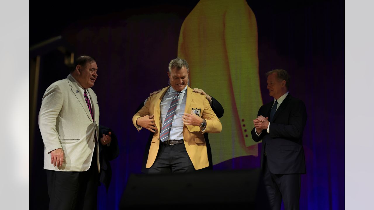 Lynch looks back at legendary career during Hall of Fame speech - Bucs  Nation