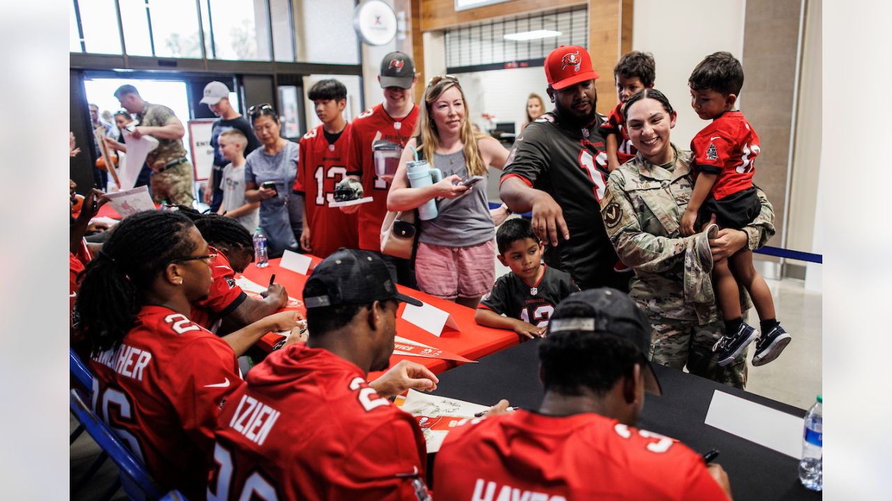 Tampa Bay Buccaneers hold pre-game practice at MacDill AFB > MacDill Air  Force Base > News