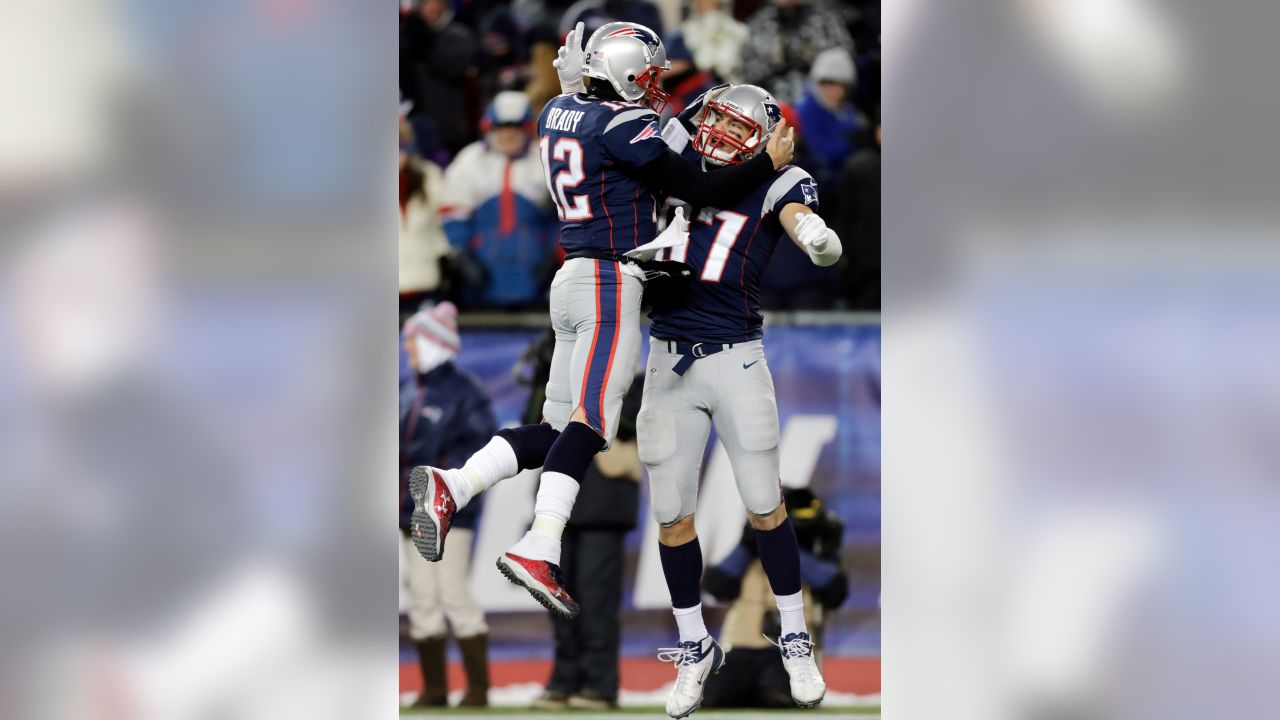 New England Patriots tight end Rob Gronkowski (87) runs from Cincinnati  Bengals defenders after catching a pass during the second half of an NFL  football game, Sunday, Oct. 16, 2016, in Foxborough