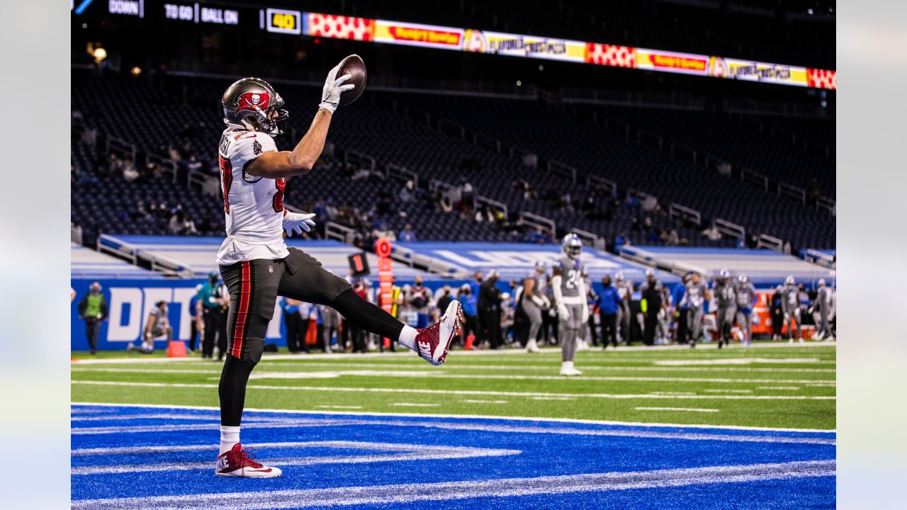 East Rutherford, New Jersey, USA. 2nd Jan, 2022. Tampa Bay Buccaneers tight  end ROB GRONKOWSKI (87) runs for a first down at MetLife Stadium in East  Rutherford New Jersey Tampa Bay New