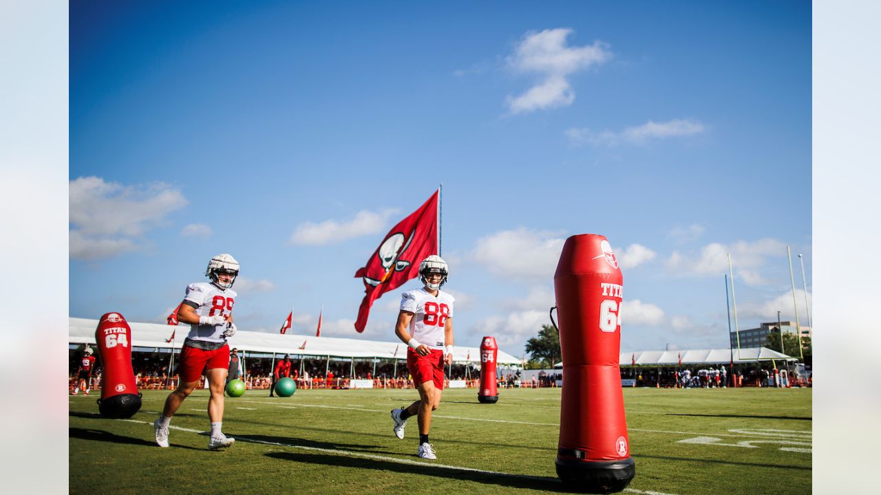 TAMPA, FL - AUGUST 13: Tampa Bay Buccaneers tight end Ben Beise (89) warms  up before the preseason game between the Miami Dolphins and the Tampa Bay  Buccaneers on August 13, 2022