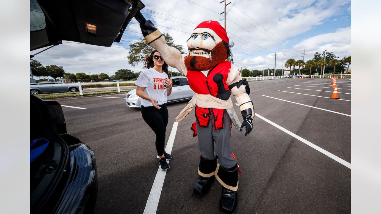 Buccaneers O-Line Provides Boost for Tampa Bay Community in 15th Annual  Turkey Time with the O-Line