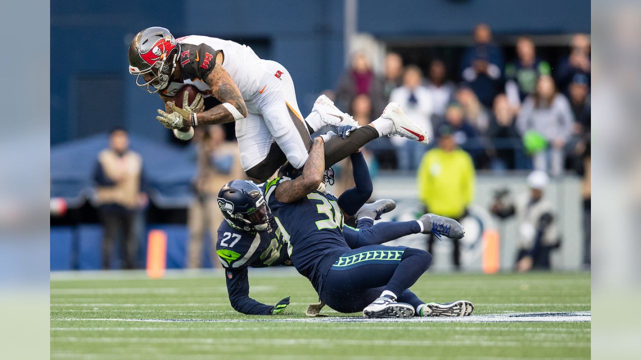 Jameis Winston throws 4 TD passes, Shaquil Barrett gets late sack as  Buccaneers outlast Rams – The Denver Post