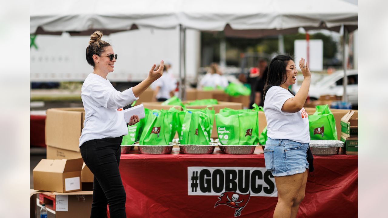 Buccaneers O-Line Provides Boost for Tampa Bay Community in 15th Annual  Turkey Time with the O-Line