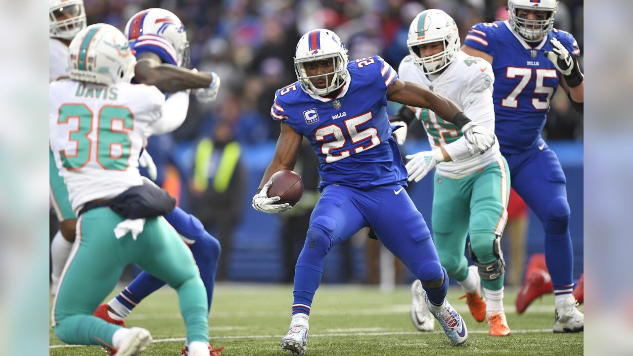 Running back LeSean McCoy joins Bucs, agrees to one-year deal