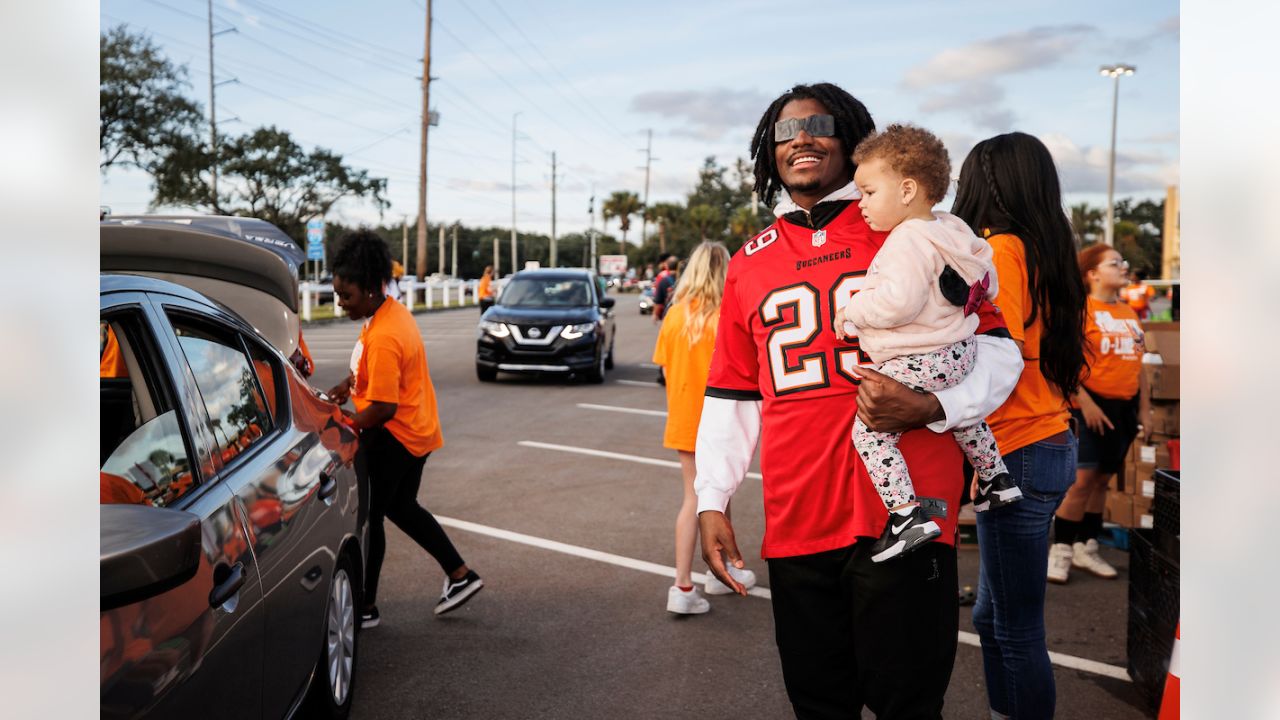 Bucs linemen hand out Thanksgiving dinner to 1,000 families in  drive-through event