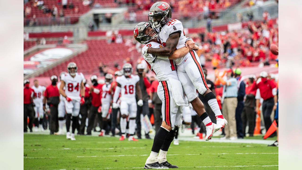 Buccaneers' Tom Brady Breaks Drew Brees' Completion Record, Throws 700th  Career TD, News, Scores, Highlights, Stats, and Rumors