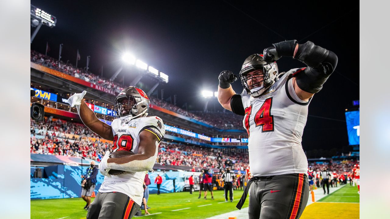 Tampa Bay Buccaneers running back Leonard Fournette (7) tries to put a juke  move on a defender during an NFL football game against the Baltimore  Ravens, Thursday, Oct. 27, 2022 in Tampa