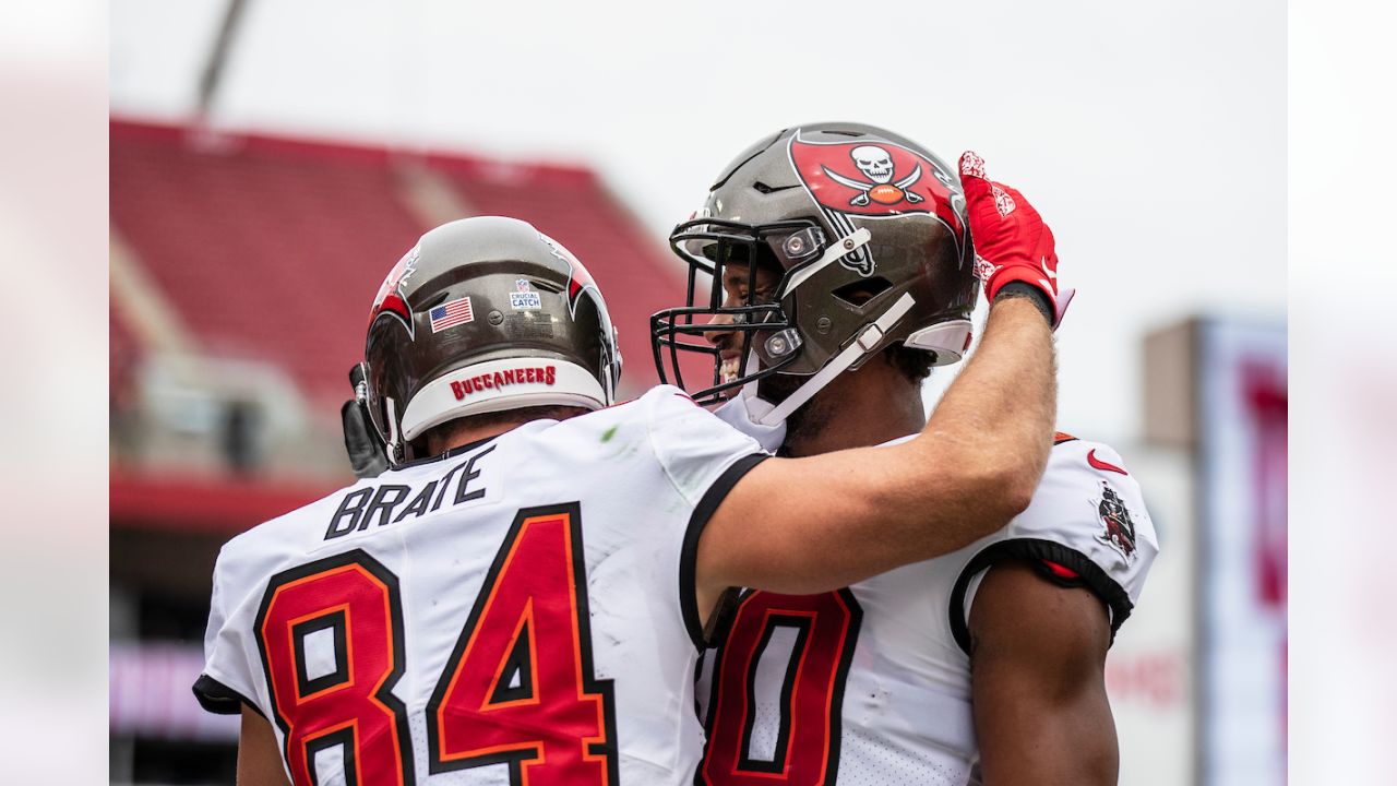 Tampa Bay Buccaneers quarterback Ryan Fitzpatrick (14) celebrates with  tight end Cameron Brate (84) after Brate caught a 4-yard touchdown pass  against the Pittsburgh Steelers during the first half …