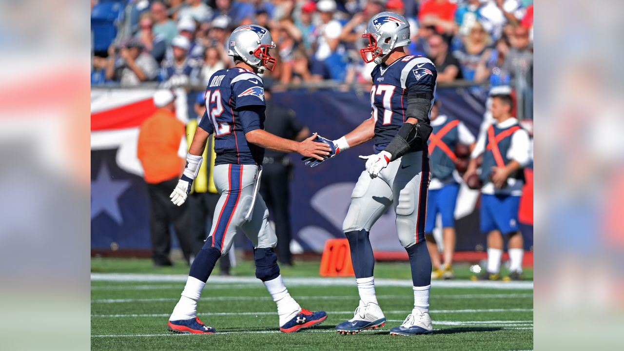 East Rutherford, New Jersey, USA. 25th Nov, 2018. New England Patriots  tight end Rob Gronkowski (87) taking a water break during a NFL game  between the New England Patriots and the New