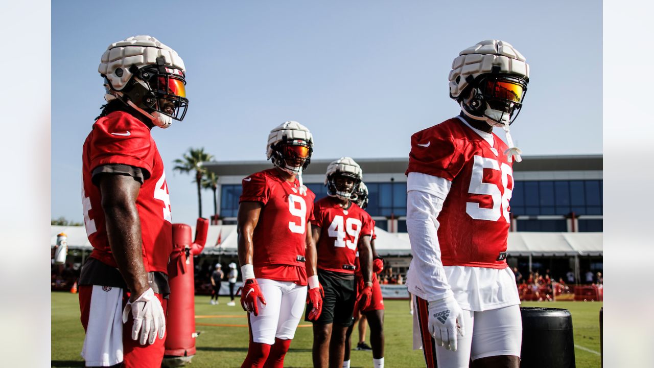 TAMPA, FL - AUG 02: Tampa Bay Buccaneers tight end Kyle Rudolph (8) runs  upfield during the Tampa Bay Buccaneers Training Camp on August 02, 2022 at  the AdventHealth Training Center at