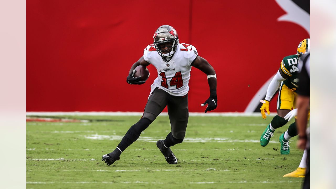 Tom Brady explodes at O-line on sideline as Buccaneers offense fizzles 