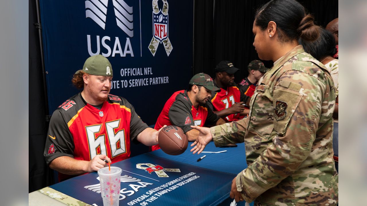 Tampa Bay Bucs salute MacDill servicemembers > Air Force Reserve Command >  News Article