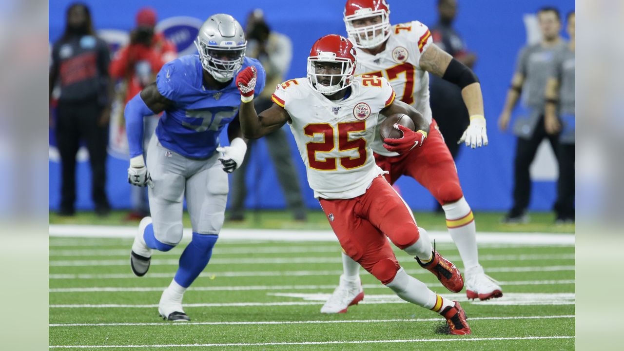 Kansas City Chiefs running back LeSean McCoy (25) is lifted up by