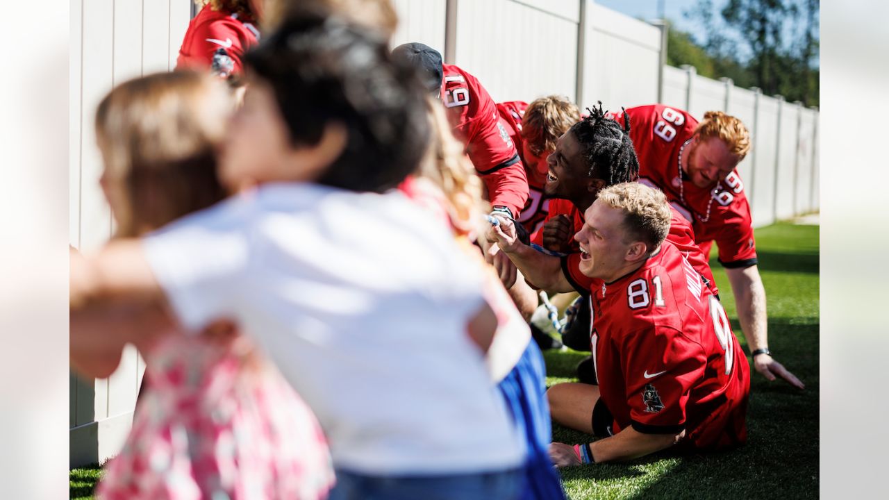 Tampa Bay Buccaneers linebacker Joe Tryon-Shoyinka (9) talks to Markees  Watts (58) and Jose Ramirez (