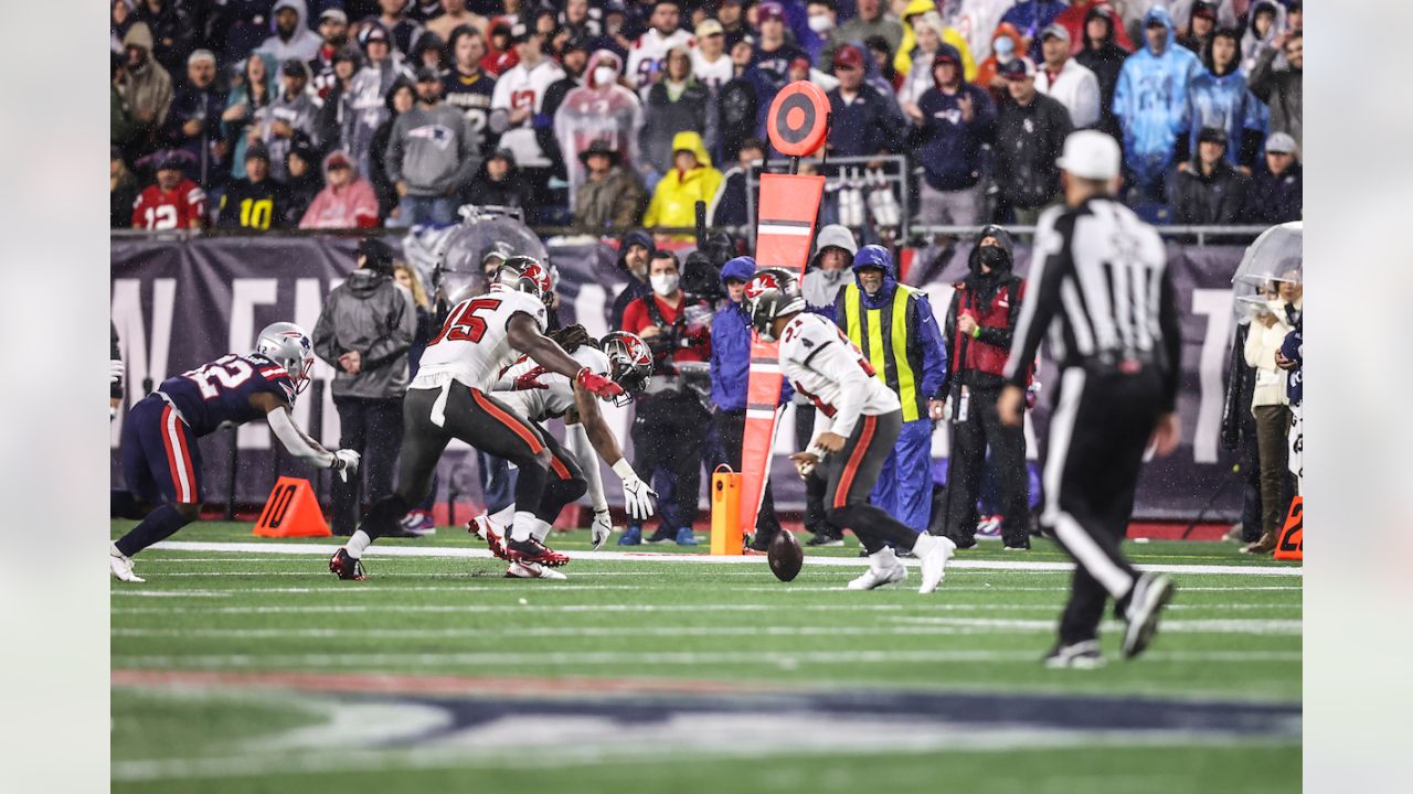 Tom Brady and the Buccaneers survive, capture a 19-17 win over Mac Jones  and the Patriots - The Boston Globe