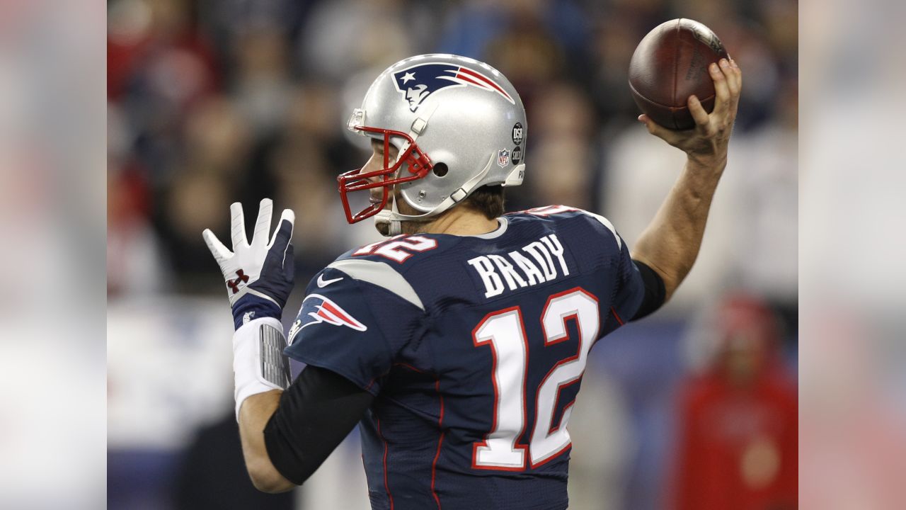 New England Patriots quarterback Tom Brady passes against the New York Jets  during the first half of an NFL football game, Sunday, Dec. 31, 2017, in  Foxborough, Mass. (AP Photo/Steven Senne)