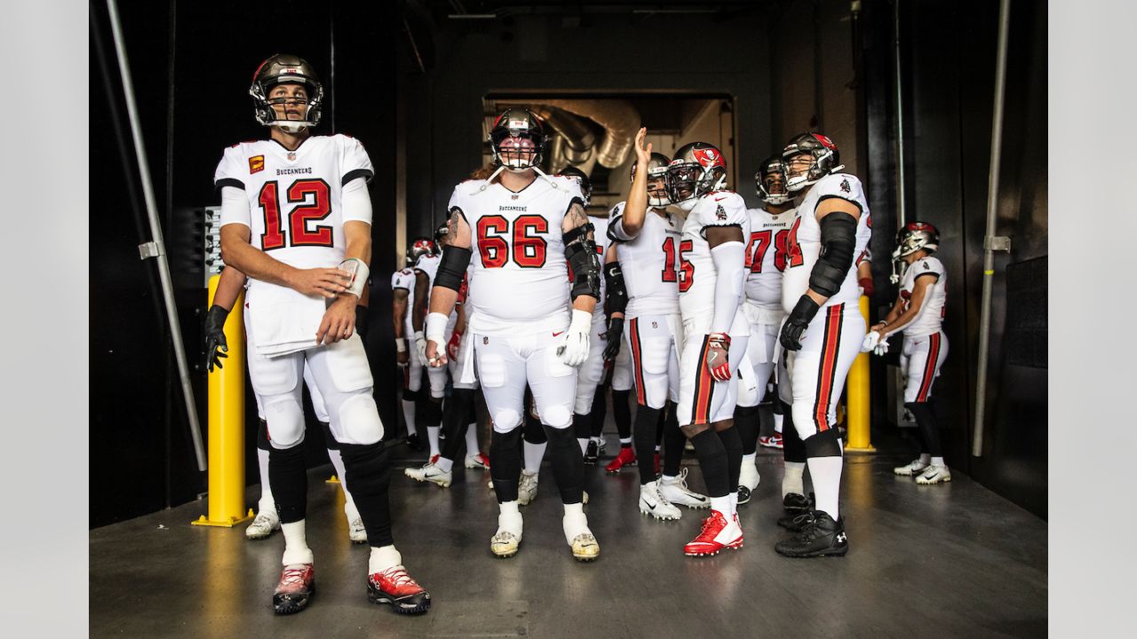 ATLANTA, GA - DECEMBER 20: Linebacker Deion Jones #45 of the