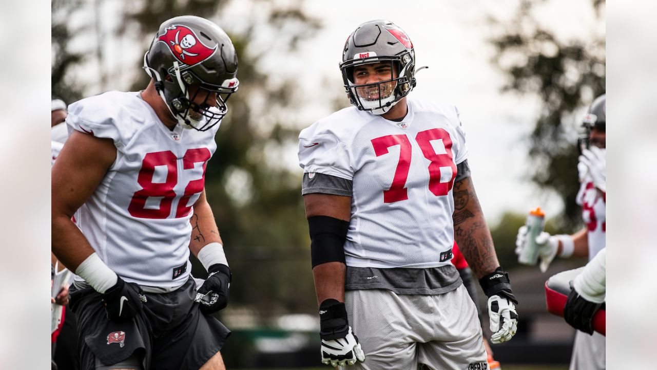 Khalil Mack gives Tristan Wirfs a welcome to the NFL moment