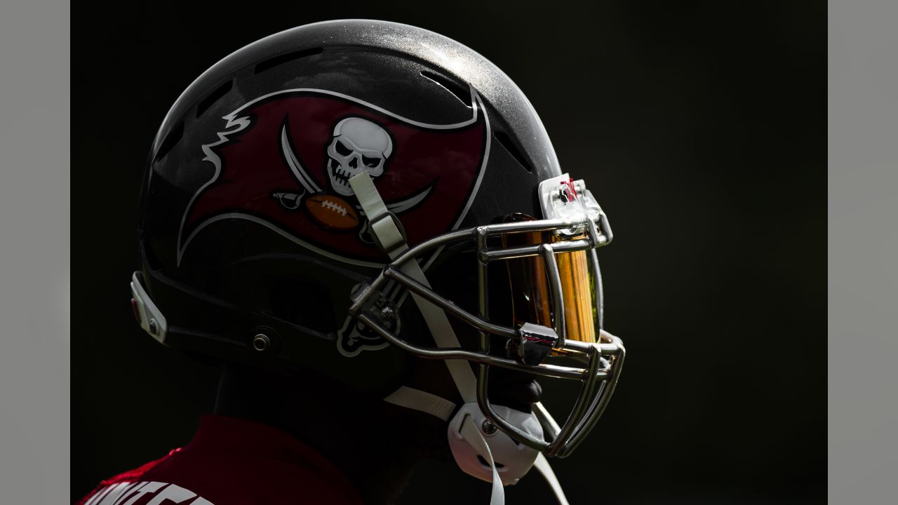 Tampa Bay Buccaneers linebacker Kevin Minter (51) during an NFL football  game against the Chicago Bears, Sunday, Oct. 24th, 2021 in Tampa, Fla. (AP  Photo/Don Montague Stock Photo - Alamy