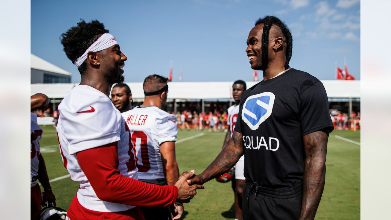 Tampa Bay Buccaneers linebacker Joe Tryon-Shoyinka stretches during an NFL  football training camp practice Friday, Aug. 5, 2022, in Tampa, Fla. (AP  Photo/Chris O'Meara Stock Photo - Alamy