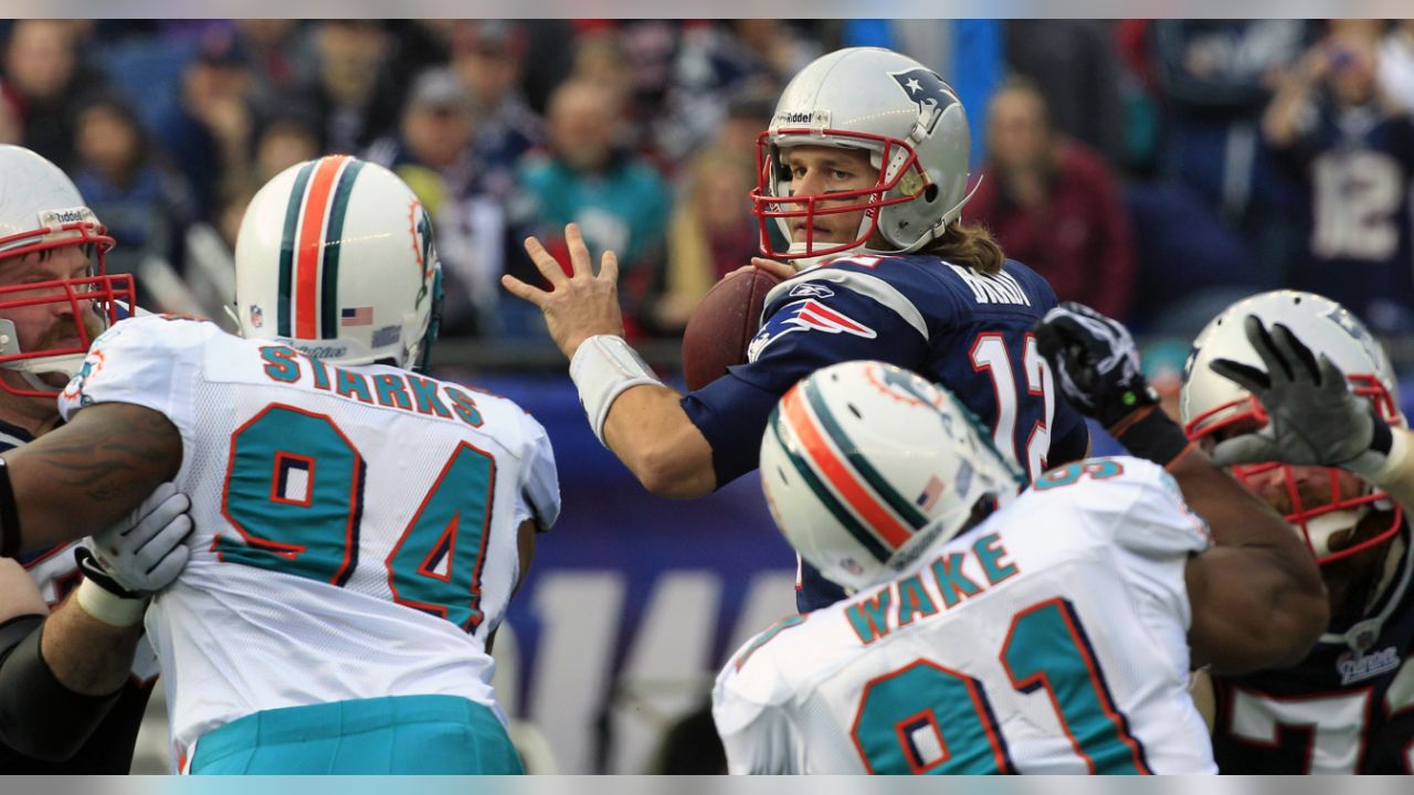 Brady throws for 3 scores to help Pats beat Miami 35-14