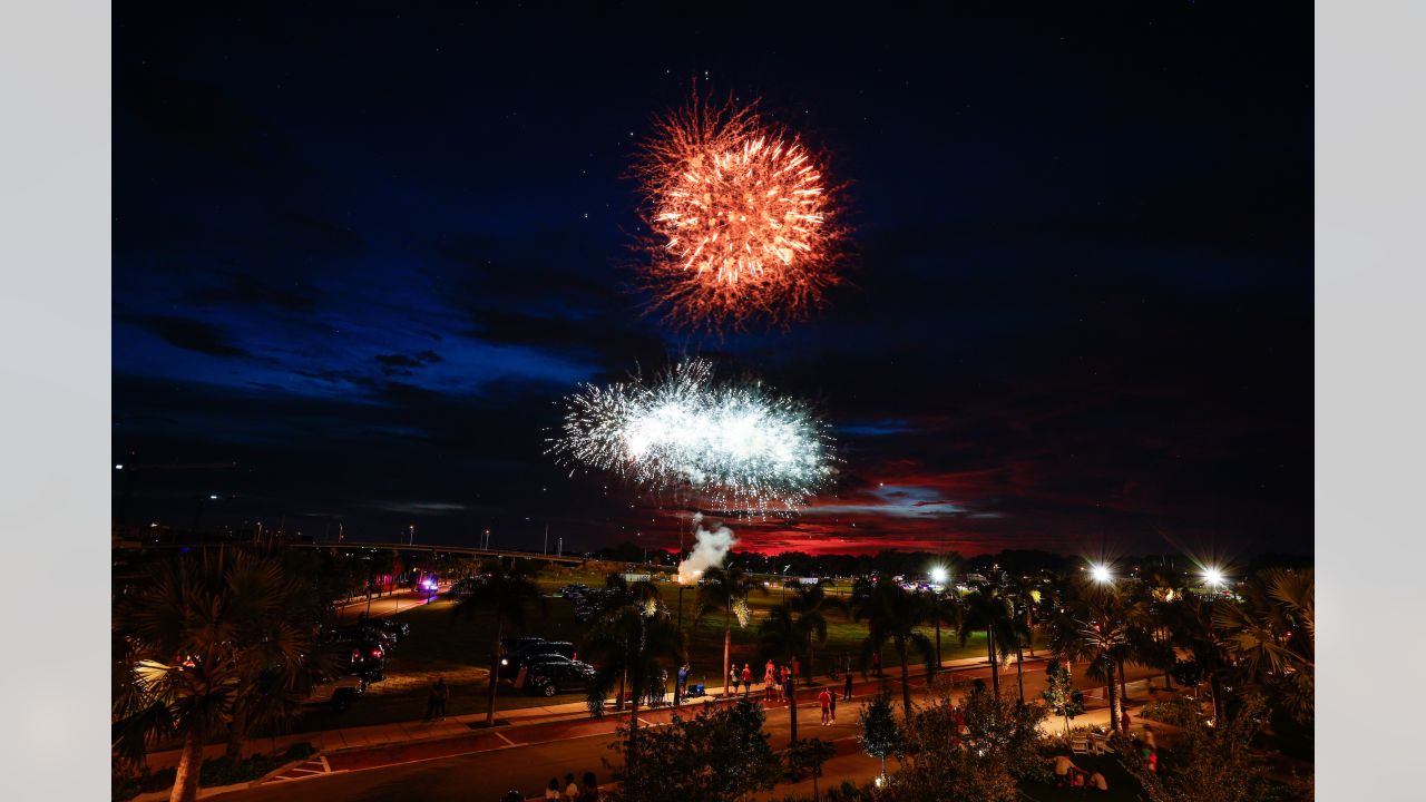 Public practice, fireworks highlight Bucs' 'Creamsicle Day'