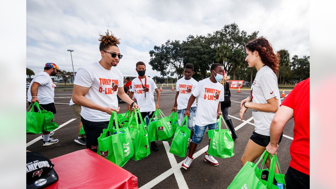 Buccaneers O-Line Provides Boost for Tampa Bay Community in 15th Annual  Turkey Time with the O-Line