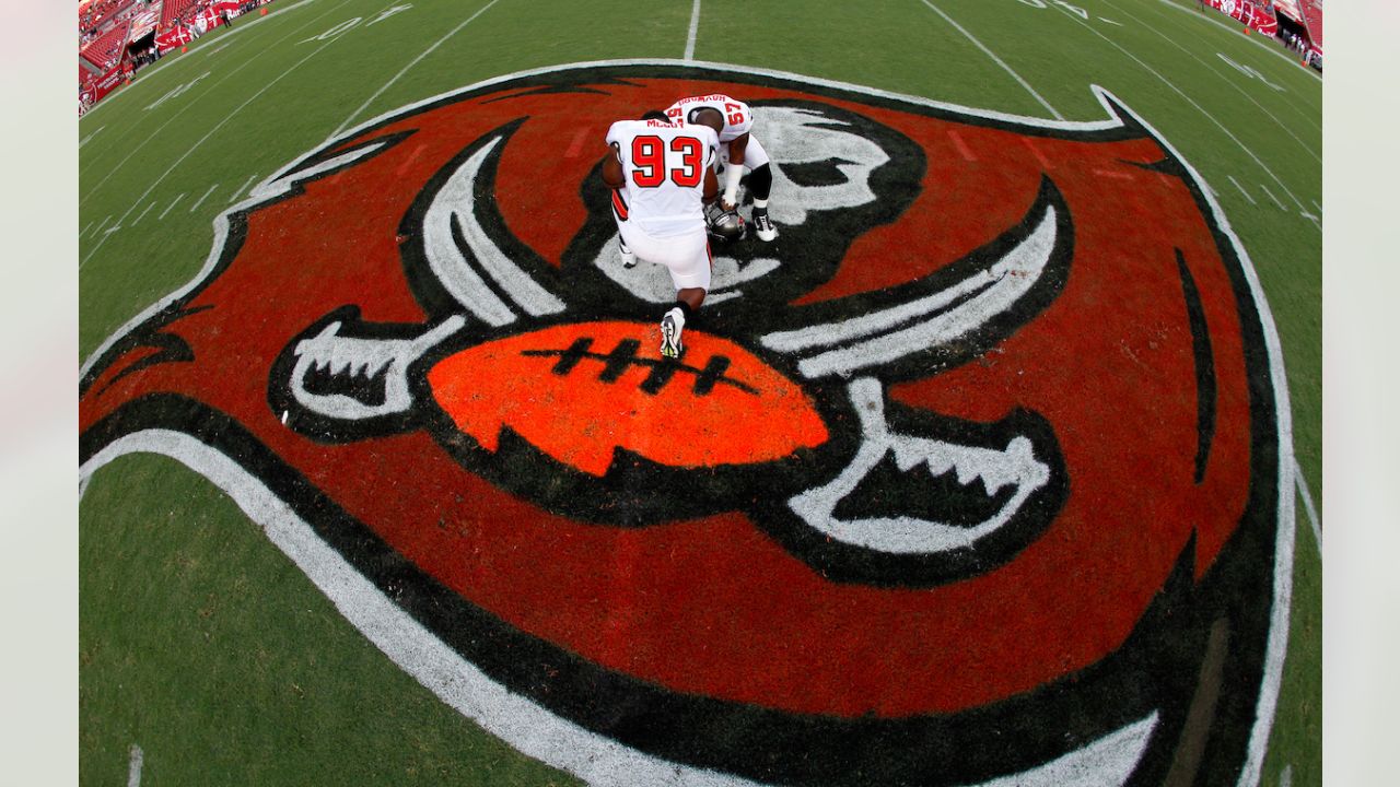 Tampa Bay Buccaneers' Simeon Rice (97) removes his gloves with 30